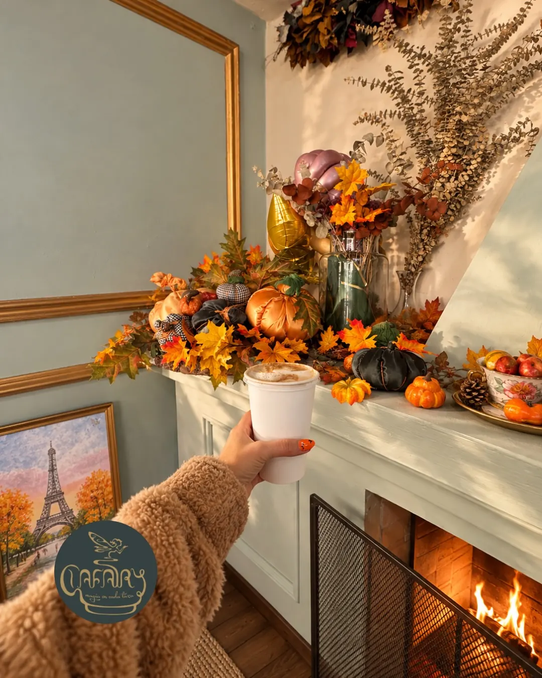 Chimenea encendida decorada con calabazas y flores de otoño