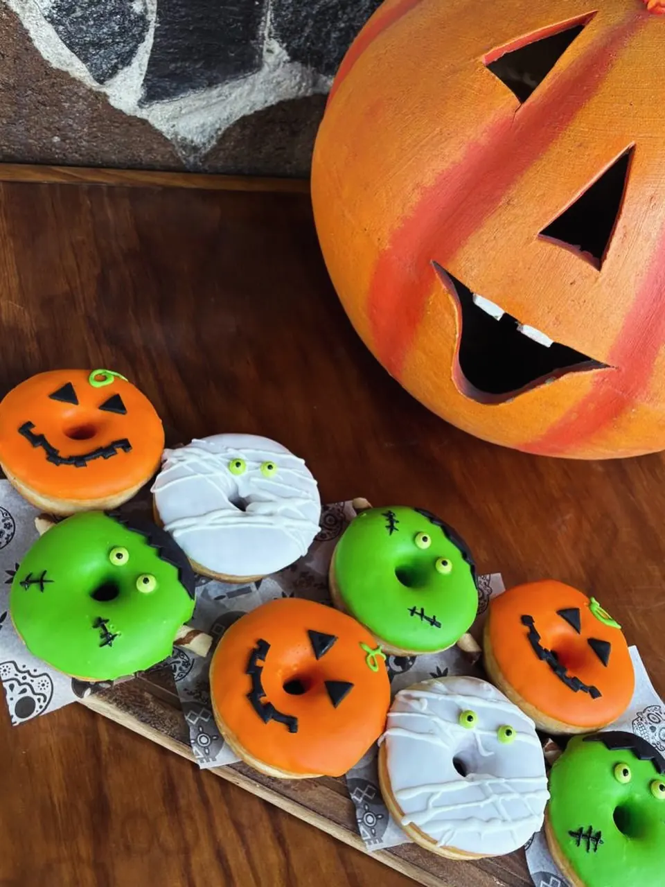 Donas decoradas como calabazas, momias y monstruos verdes