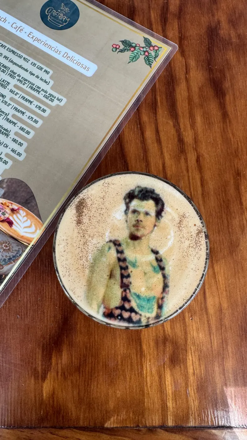 Bebida con un retrato antiguo impreso en la espuma